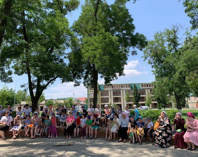 913